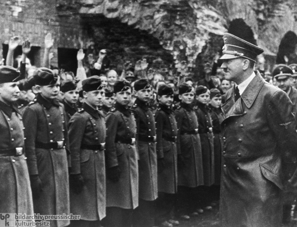 Adolf Hitler besucht die Nationalpolitische Erziehungsanstalt (Napola) Graz (April 1941)